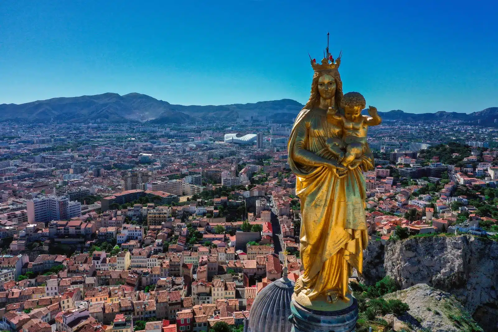 Tableau panoramique de Notre Dame de la Garde à Marseille reproduit par impression murale directe sur un mur intérieur.