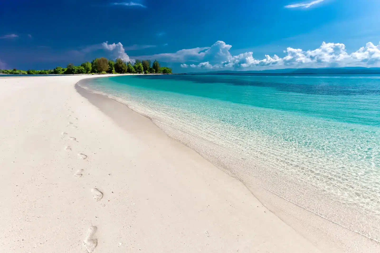 Impression murale d'un landscape de plage paradisiaque, idéale pour créer une atmosphère relaxante dans un spa ou un cabinet médical.
